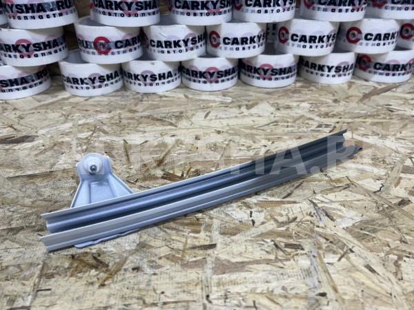 Направляющая стекла двери левая Toyota Corolla XII (E210) – седан оригинальный номер 67404-02250