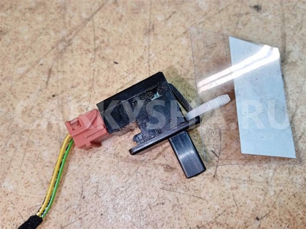 Название детали Выключатель концевой Модель Citroen C3 I Citroen C3 оригинальный номер 633918