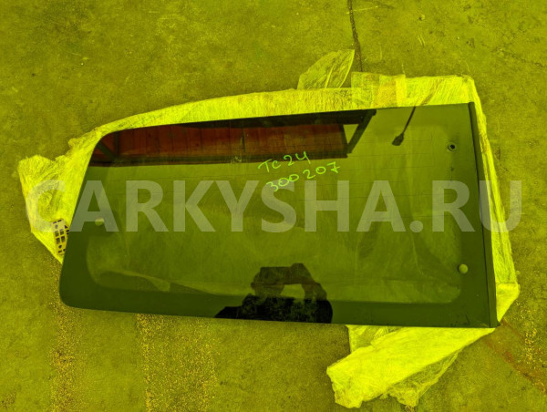 Стекло собачника Nissan Serena 