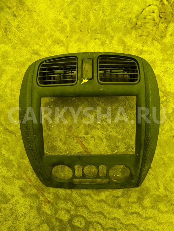 Консоль магнитофона Mazda Familia 