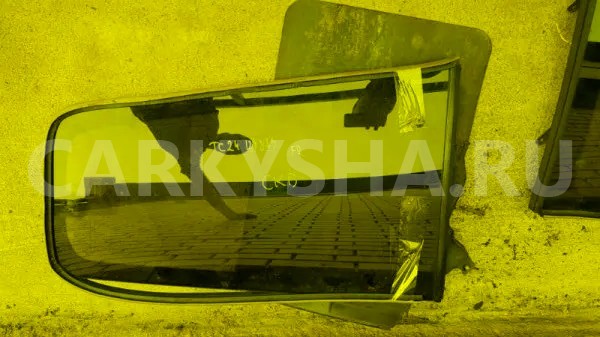 Стекло собачника Nissan Serena 