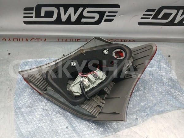 Фонарь стоп сигнала правый Toyota Vitz 